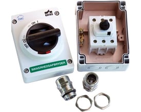 Katko EMC reparationsafbryder 4P, 40A med sort ABS kapsling, samt dele til montering, isoleret på hvid baggrund.