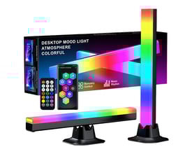 Pakken med 2 stk. 32cm RGBIC ambient light bars, fjernbetjening og emballage ses på et bord.