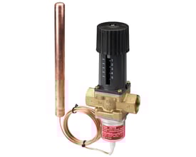 Nærbillede af Danfoss AVTB 15 termostatventil med detaljeret synlige mærkater og messingtilslutninger på hvid baggrund.