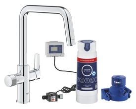 Grohe Blue Pure Start etgrebsbatteri, krom, med tilbehør: filter, regulator og strømforsyning.