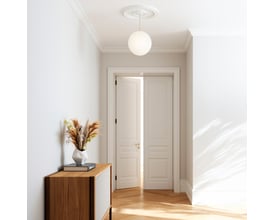 Bright Modeco pendel XL, vist fra siden, med opal glaskuppel og et cremefarvet stofkabel til ophæng.