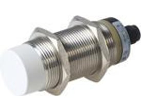 Carlo Gavazzi induktivaftaster M30 Namur med 15 mm detekteringsafstand og gevindhus, set skråt fra siden.