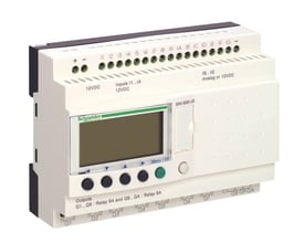 Schneider Electric Zelio Logic SR3B kompakt smart relæ med 24 I/O, 12VDC og LCD-display. Synlig fra siden med monteringsklemmer.