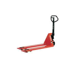 Rød palleløfter med en kapacitet på 2500 kg, udstyret med dobbelt nylonhjul for nem manøvrering. Produktet har et ergonomisk design og hvid baggrund.