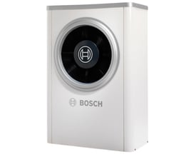 Bosch Compress 7000i AW 5 kW luft/vand varmepumpe udedel set lidt fra siden, viser maskinens cremehvide design og dimensioner.