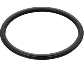 Detaljeret billede af Uponor Rib2 gummiring med 200 mm diameter, visende den ribbede profil.