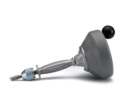 Detaljebillede af Ridgid K-25 BP håndrensemaskinens chuck og 7,6 mm spiral med kegleformet borehoved.