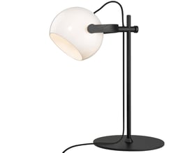 Halo Design D.C bordlampe Ø18cm med sort metalfod, stel og opal hvid skærm, vist på hvid baggrund med sort tekstilkabel.