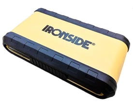 Ironside kraftbitssæt med 45 dele i lukket gul og sort plastboks med Ironside-logo.