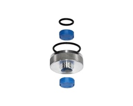 Adskilte dele af Danfoss magnetventil forseglingskit type 018Z vist som et eksploderet billede med metalhus og blå elementer.