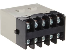 Omron G7J-3A1B-B strømrelæ med 25A og 24VDC, vist med skrueklemmer og W-beslagsmontering.