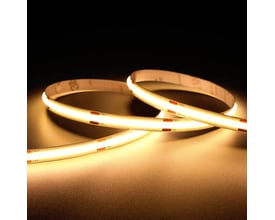 Ansell Lighting C-Cell COB-LED-bånd på 5 meter med varmt hvidt lys, lagt i løkker og tændt mod mørk baggrund.