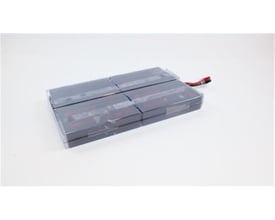 Eaton Easy Battery+ EB011SP batteripakke på 24 V med fire batterier samlet i en flad pakke og tilslutningskabel.