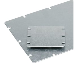 Detalje af Fibox montageplade med udskæringer i kanterne, fremstillet af forzinket stål, set fra siden.