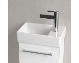 Nærbillede af Villeroy & Boch Avento 36 cm håndvasken, der viser den hvide porcelænsoverflade og Villeroy & Boch logo.