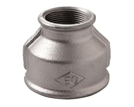 Galvaniseret formmuffe med indvendige gevind til samling af 1 1/4 og 3/4 tomme rør, vist isoleret på hvid baggrund.