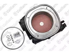 Vaillant-varmeveksler type 0020210464 set ovenfra med rund metalring og små løse dele ved siden af.