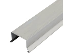 Sternkapsel i blank aluminium på 1 meter, viser den lige profil med en bredde på 26 mm, ideel til vindskeder.