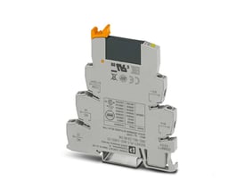 Detaljeret nærbillede af Phoenix Contact PLC-OSC solid-state relæmodul med mærkater og teknisk information, monteret på en din-skinne.