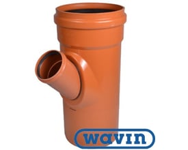Wavin grenrør i orange PVC med en 45° afgrening til Ø160 mm rør fra et hovedrør på Ø315 mm.