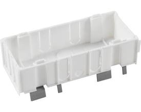 Bagfra af Hager OPUS tredobbelt kanaldåse SO3-BRN med grå fod, der viser monteringselementer og indre rum.