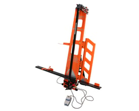 MaiCut MAX 500 flamingoskærer med orange bagplade, sort metalstel og grå fodpedal på hvid baggrund.