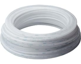 Festo trykluftslange PLN-12X1,75-NT i naturfarve, rullet op med tydelige "Festo" logoer trykt på slangen.