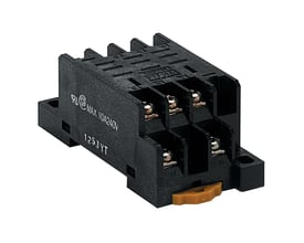 Omron topnøgle PTF11A, 11-polet med skrueklemmer og din-skinne/overflademontering. Synlig mærkning indikerer maks 10A 240V.