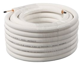 Core isoleret kobberrør på 20 meter med 9 mm isolering og 1/4"-3/8" dimension, pakket i plastfolie.