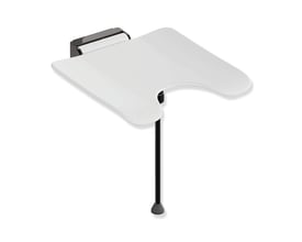 HEWI System 900 klapsæde i hvid og sortkrom med hygiejneudskæring og støtteben, 450 x 450 mm.