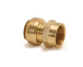 VSH Tectite overgang i messing med muffe/muffe tilslutning, 18 mm x 3/4", på hvid baggrund.