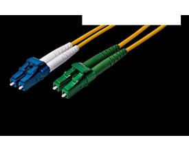 Fiberoptisk patchkabel med gul 2mm LSZH kappe og Duplex LC/APC (blå) og LC/UPC (grøn) stik på sort baggrund.