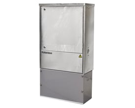 ABB Kabeldon SDC 048 teknikskab i varmgalvaniseret stål med synlig logo og advarselstrekant.