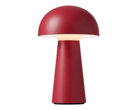 Nielsen Light Move Me bordlampe i vinrød plast lysende nedad med varmt lys fra den indbyggede LED-lyskilde.