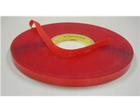 Klar VHB 4910P skumtape med en bredde på 19 mm og en længde på 33 meter, vist på en rulle med rød beskyttelsestape.