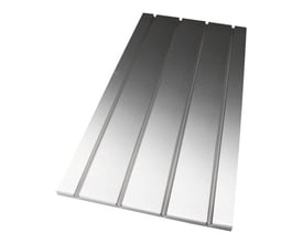 Roth QuickTemp Compact gulvvarmeplade med lange, parallelle spor i den sølvfarvede varmefordelingsflade.