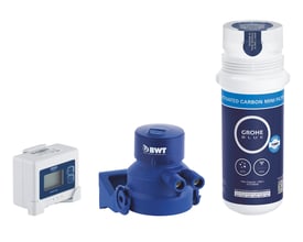Grohe Blue filtersæt med aktivt kul og tilbehør, herunder et digitalt display og en vandtilslutning, klar til installation.