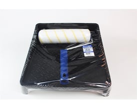 Roliba malerrullesæt i plastbakke med 25 cm mikrofiberrulle, skaft og etikette, pakket ind i klar plast.