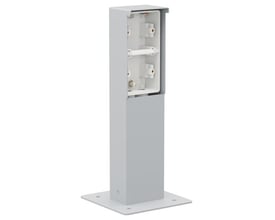 Niko Hydro stikkontaktsøjle i grå med 2 moduler, vist med flange og åbent rum til installation på hvid baggrund.