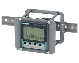 Siemens SENTRON 7KM PAC4200 måleenhed monteret på en DIN-skinne. Enheden har et LCD-display, der viser en harmonisk analyse.