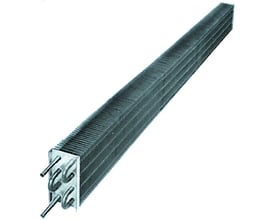 Lang, mørk lamelfordamper med rørtilslutninger for enden, 70 × 245 × 2000 mm og kølekapacitet på 0,66 kW.