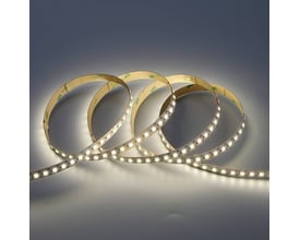 Bøjet Ansell Lighting K-Cell LED bånd med tændte 4000K LED'er, der viser båndets fleksibilitet og lysstyrke.