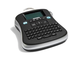 Dymo LabelManager 210D labelmaskine set fra en anden vinkel, viser det oplyste display og tastaturet.