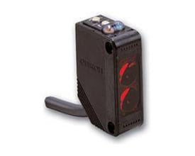 Omron lysbom med reflektor, sidevisning af den sorte sensor med synlig Omron logo og justeringsknapper.