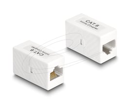Hvid DeLock RJ45-adapter, Cat.6 UTP, med to hunstik vist skråt fra hver sin side.