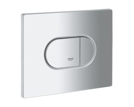 Tæt på Grohe Arena Cosmopolitan betjeningsplade, viser Grohe logoet på den ene knap og det skinnende krom finish.