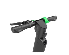 Close-up af styret på et gråt GoRunner EL-løbehjul med sorte håndtag og en grøn detaljering.