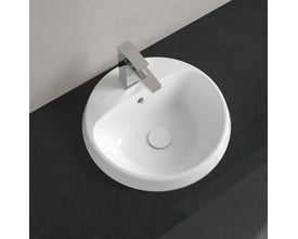 Villeroy & Boch Architectura indbygningsvask monteret i et mørkt bordplade med en moderne krom vandhane, der viser dens integrerede design.