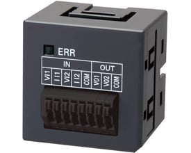 Omron Sysmac NX1P analog I/O kort med skrueløs terminal, mærket 'ERR', 'IN' og 'OUT' for VI1, II1, VI2, I2, COM, VO1, VO2, COM.