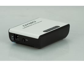 Dymo LabelWriter Print Server i hvid og sort, vist fra siden med DC-IN 12V og Init. knap.